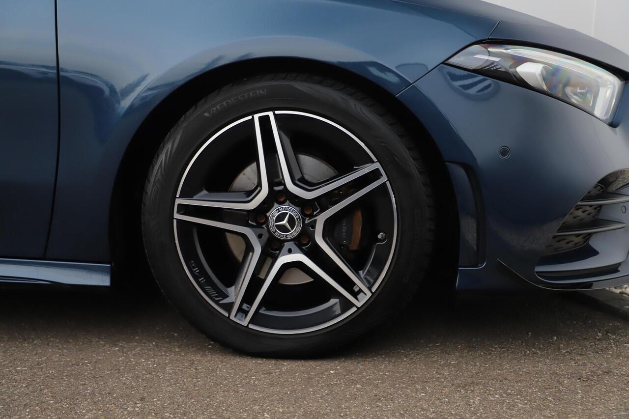 Mercedes-Benz A-KLASSE 180 Business Solution AMG Night Pakket Automaat Panoramadak Sfeerverlichting Widescreen Achteruitrijcamera