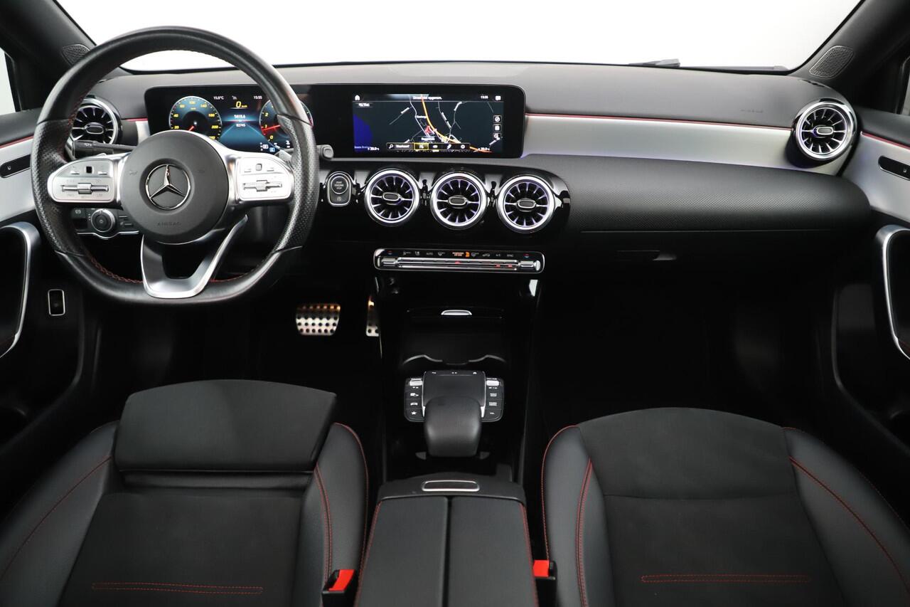 Mercedes-Benz A-KLASSE 180 Business Solution AMG Night Pakket Automaat Panoramadak Sfeerverlichting Widescreen Achteruitrijcamera