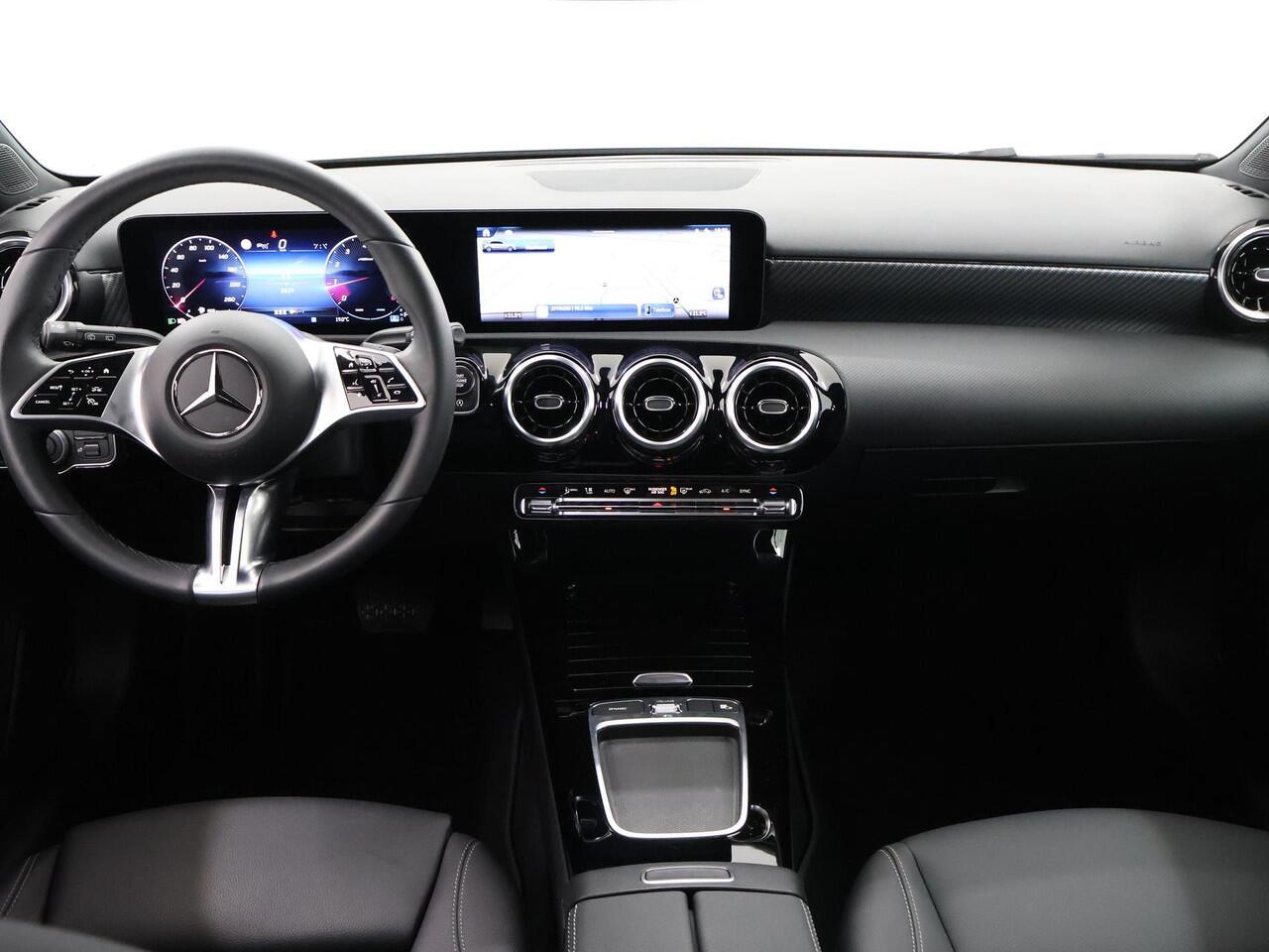 Mercedes-Benz A-KLASSE 180 Business Line | Adaptieve Cruise | Apple Carplay | Achteruitrijcamera | Smartphone integratie | Mild Hybride |