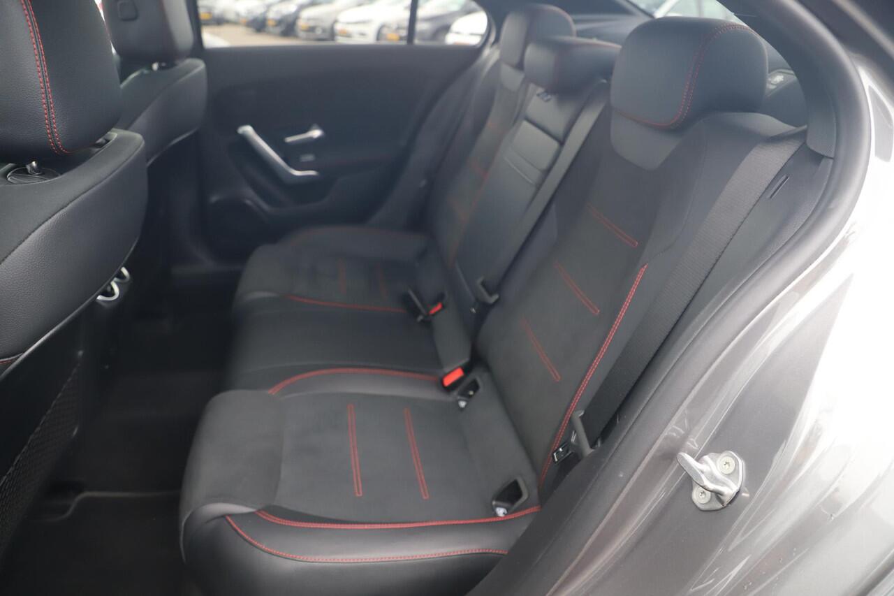 Mercedes-Benz A-KLASSE 180 AMG Line Night Pakket Automaat Panoramadak 19 inch Keyless Sfeerverlichting Burmester Carplay Navigatie Camera Half Leder Stoelverwarming NAP! Dealer onderhouden!