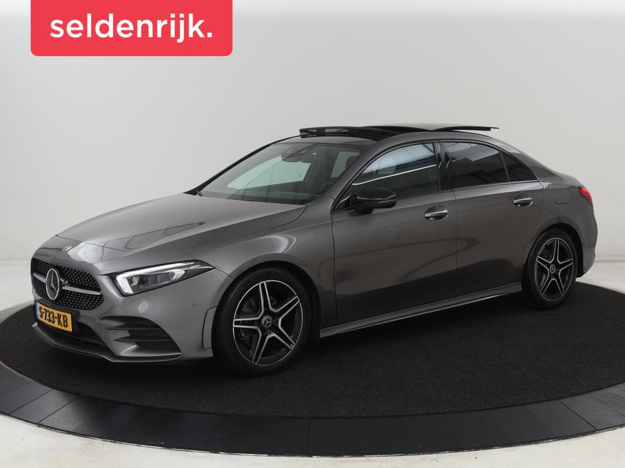 Mercedes-Benz A-KLASSE 200 AMG | Panoramadak | Trekhaak | Carplay | Adaptive cruise | Stoelverwarming | Camera | Leder/Alcantara | Navigatie | Full LED | Sfeerverlichting | Park Assist