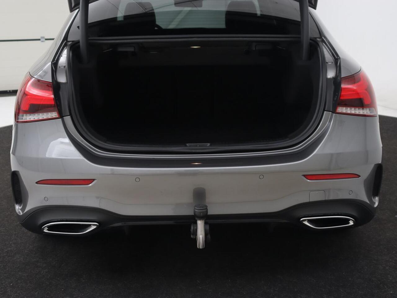 Mercedes-Benz A-KLASSE 200 AMG | Panoramadak | Trekhaak | Carplay | Adaptive cruise | Stoelverwarming | Camera | Leder/Alcantara | Navigatie | Full LED | Sfeerverlichting | Park Assist