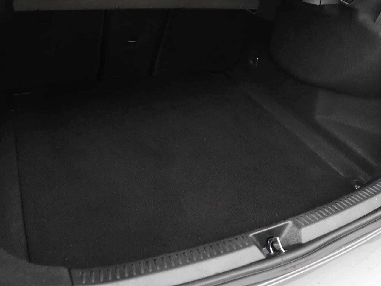 Mercedes-Benz A-KLASSE 200 AMG | Panoramadak | Trekhaak | Carplay | Adaptive cruise | Stoelverwarming | Camera | Leder/Alcantara | Navigatie | Full LED | Sfeerverlichting | Park Assist