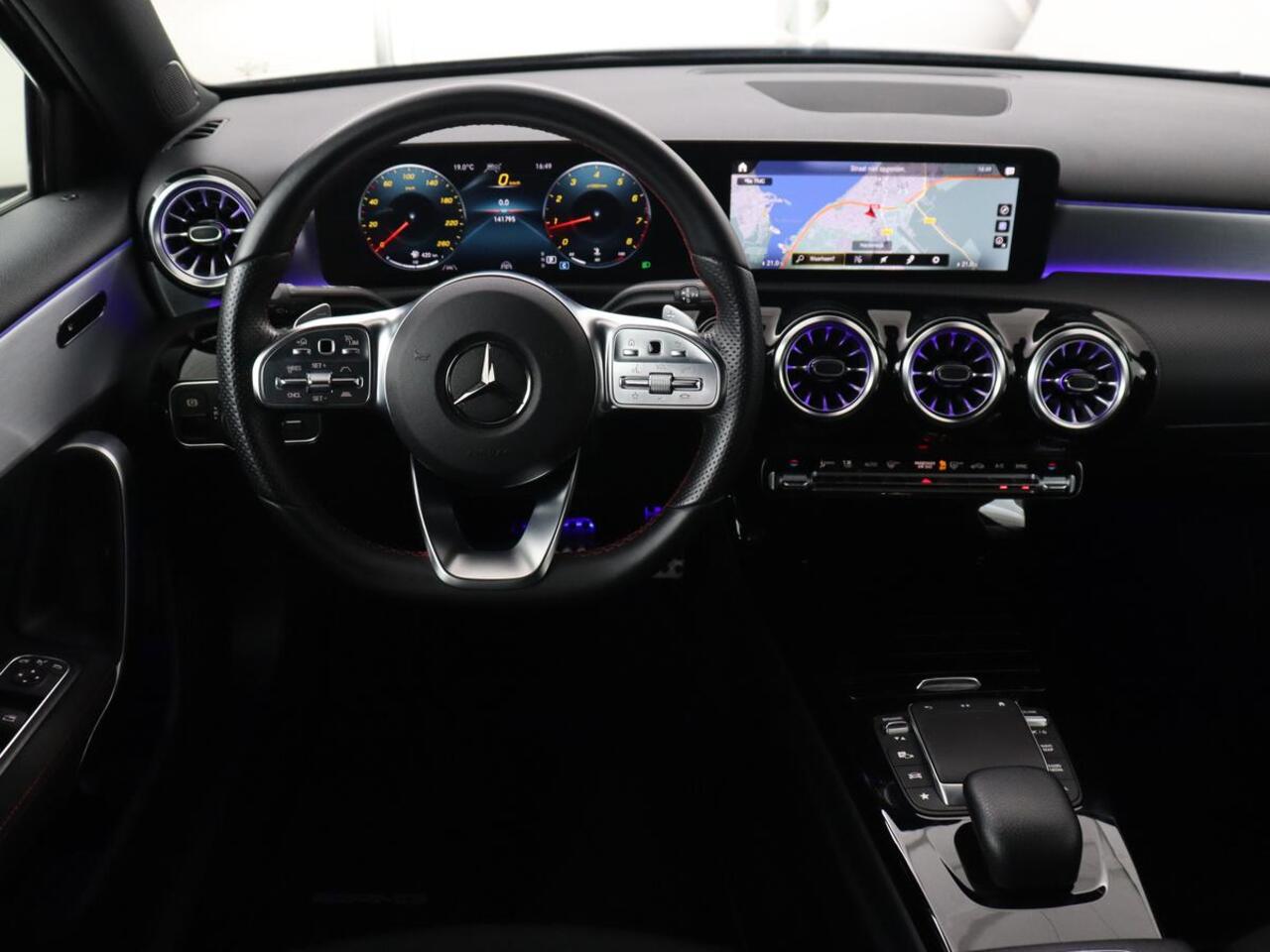 Mercedes-Benz A-KLASSE 200 AMG | Panoramadak | Trekhaak | Carplay | Adaptive cruise | Stoelverwarming | Camera | Leder/Alcantara | Navigatie | Full LED | Sfeerverlichting | Park Assist