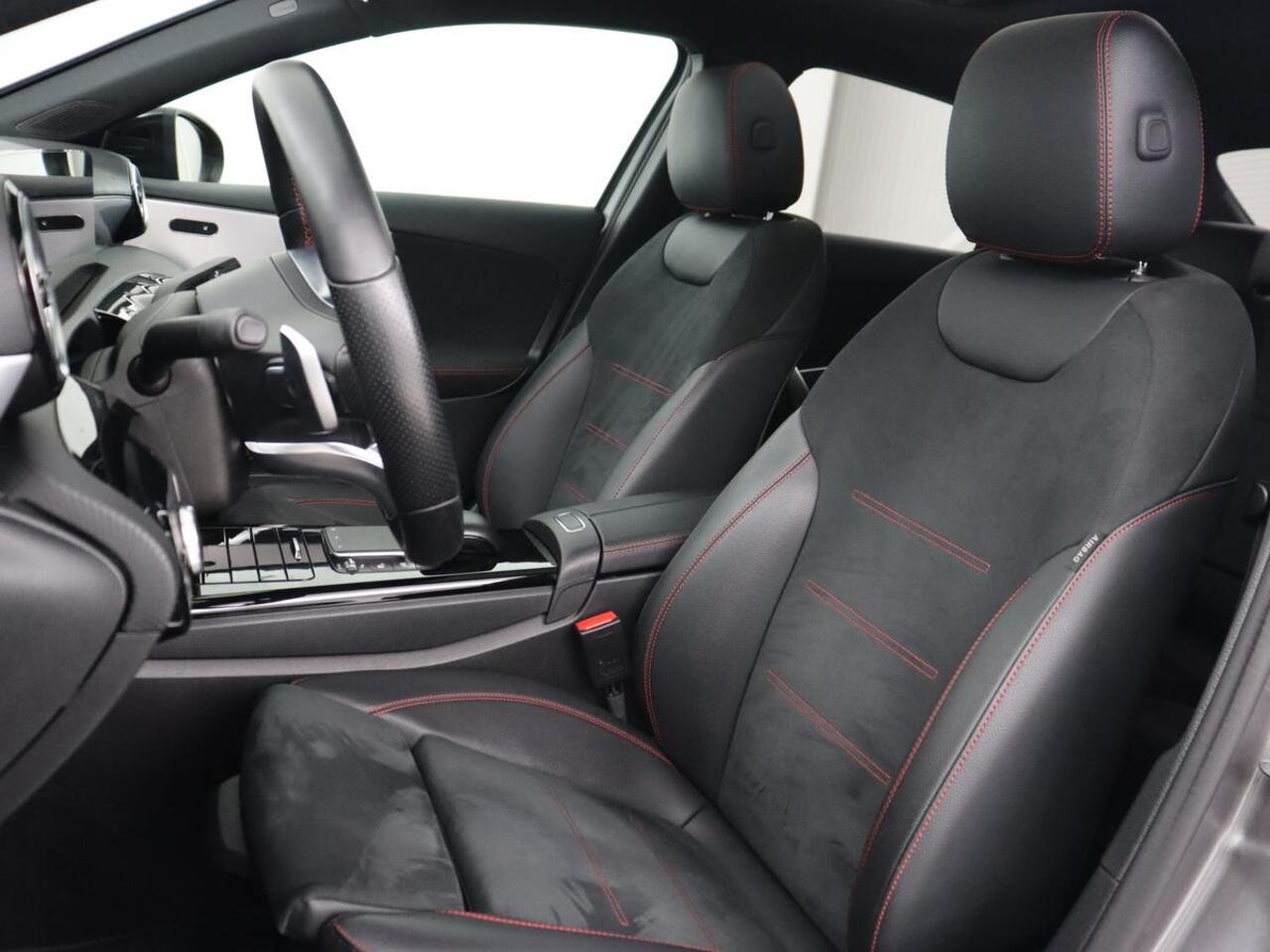 Mercedes-Benz A-KLASSE 200 AMG | Panoramadak | Trekhaak | Carplay | Adaptive cruise | Stoelverwarming | Camera | Leder/Alcantara | Navigatie | Full LED | Sfeerverlichting | Park Assist