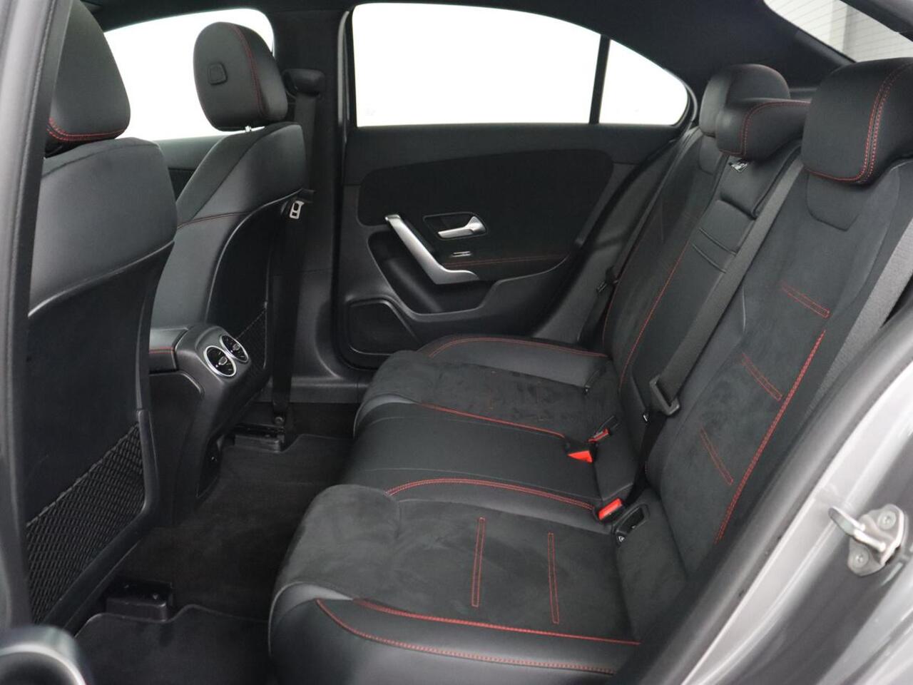 Mercedes-Benz A-KLASSE 200 AMG | Panoramadak | Trekhaak | Carplay | Adaptive cruise | Stoelverwarming | Camera | Leder/Alcantara | Navigatie | Full LED | Sfeerverlichting | Park Assist