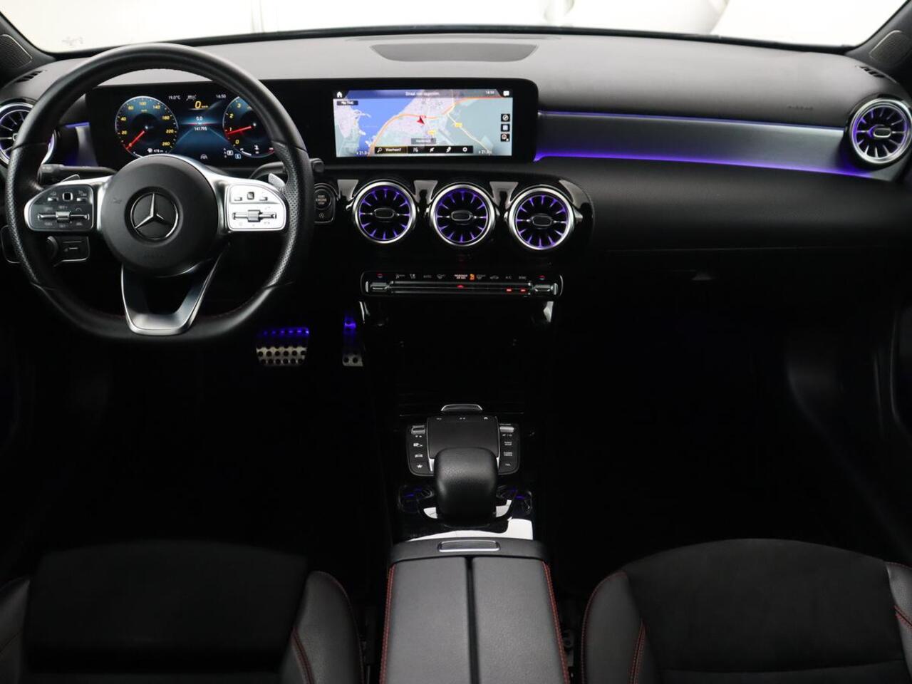 Mercedes-Benz A-KLASSE 200 AMG | Panoramadak | Trekhaak | Carplay | Adaptive cruise | Stoelverwarming | Camera | Leder/Alcantara | Navigatie | Full LED | Sfeerverlichting | Park Assist