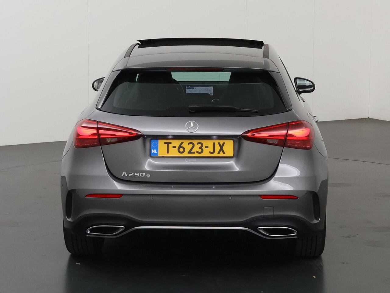 Mercedes-Benz A-KLASSE 250 e AMG Line | Panoramadak | Stoelverwarming | Achteruitrijcamera |