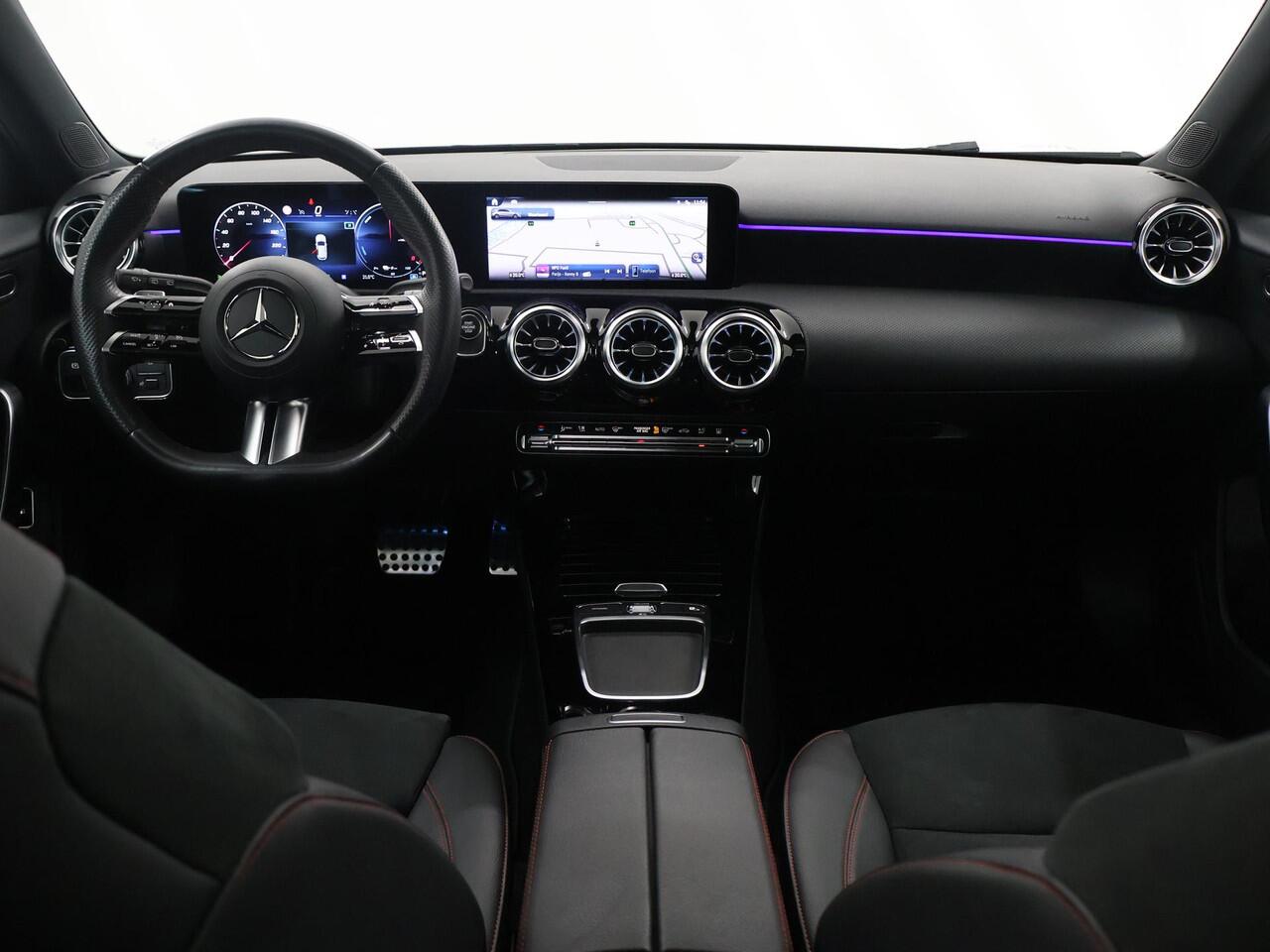 Mercedes-Benz A-KLASSE 250 e AMG Line | Panoramadak | Stoelverwarming | Achteruitrijcamera |