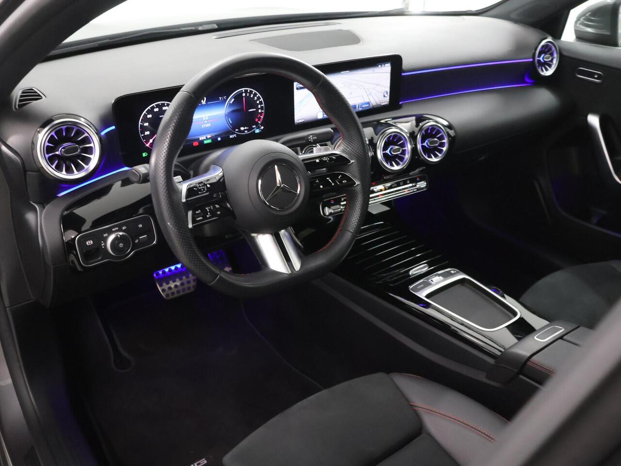 Mercedes-Benz A-KLASSE 250 e AMG Line | Achteruitrijcamera | Panoramadak | Sfeerverlichting | Stoelverwarming |