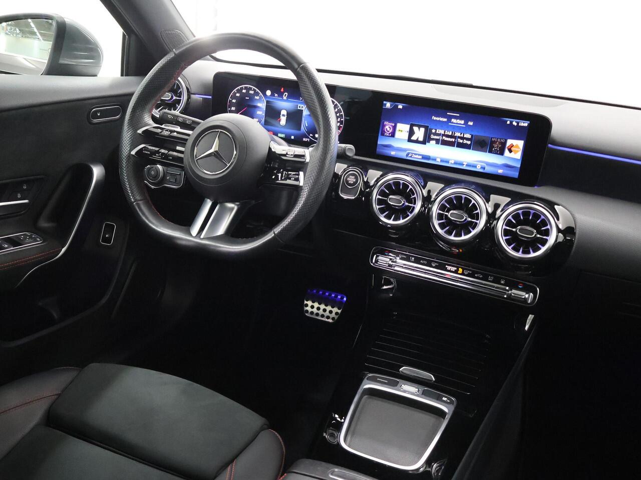 Mercedes-Benz A-KLASSE 250 e AMG Line | Achteruitrijcamera | Panoramadak | Stoelverwarming | Sfeerverlichting |