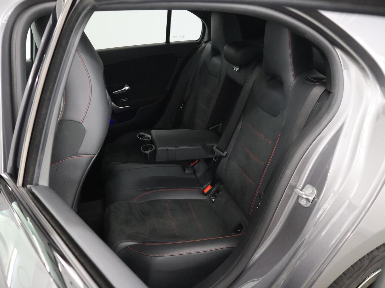 Mercedes-Benz A-KLASSE 180 AMG Line | Achteruitrijcamera | Panoramadak | Night pakket | Sfeerverlichting | Privacy glas |