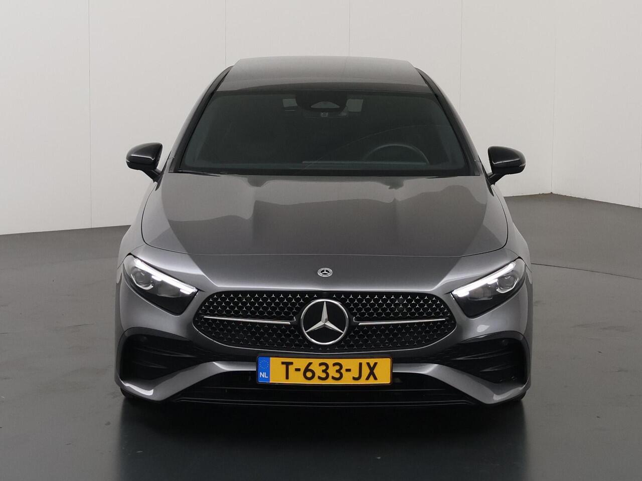 Mercedes-Benz A-KLASSE 180 AMG Line | Achteruitrijcamera | Panoramadak | Night pakket | Sfeerverlichting | Privacy glas |