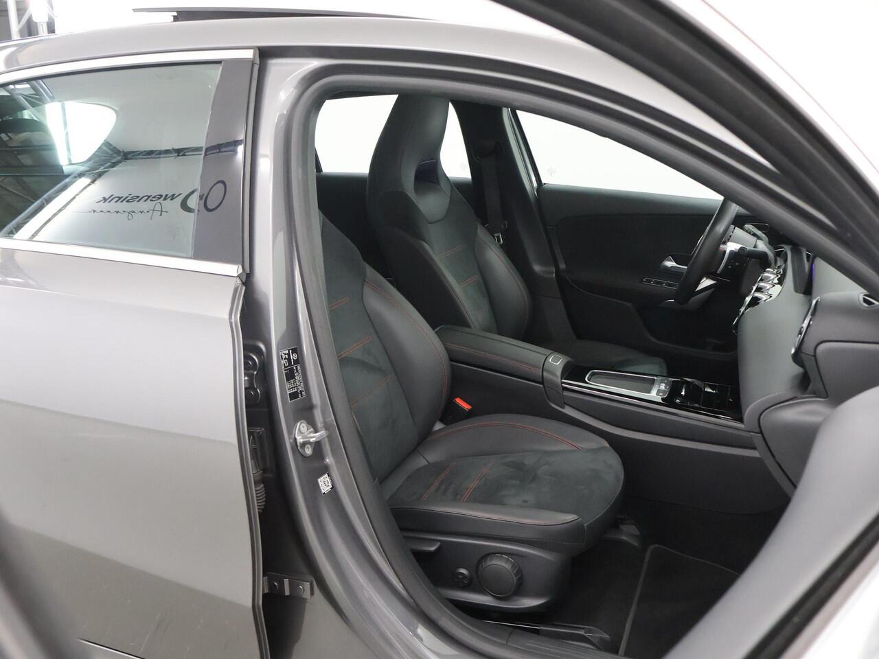 Mercedes-Benz A-KLASSE 250 e AMG Line | Achteruitrijcamera | Panoramadak | Sfeerverlichting | Stoelverwarming |