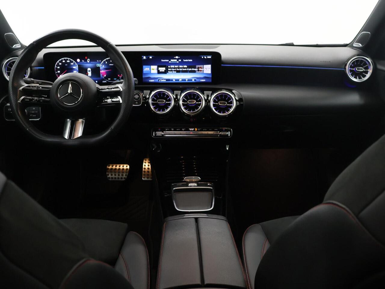 Mercedes-Benz A-KLASSE 180 AMG Line | Panoramadak | Premium pack | Multibeam | Stoelverwarming | Night pakket |