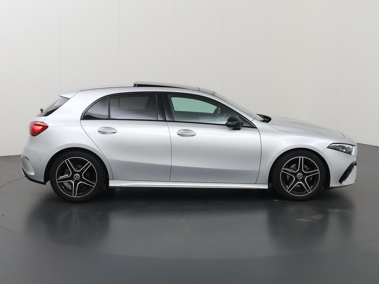 Mercedes-Benz A-KLASSE 180 AMG Line | Night pakket | Panoramadak | Sfeerverlichting |