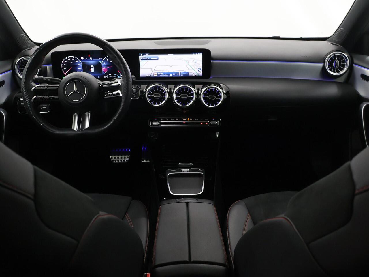 Mercedes-Benz A-KLASSE 180 AMG Line | Night pakket | Panoramadak | Sfeerverlichting |