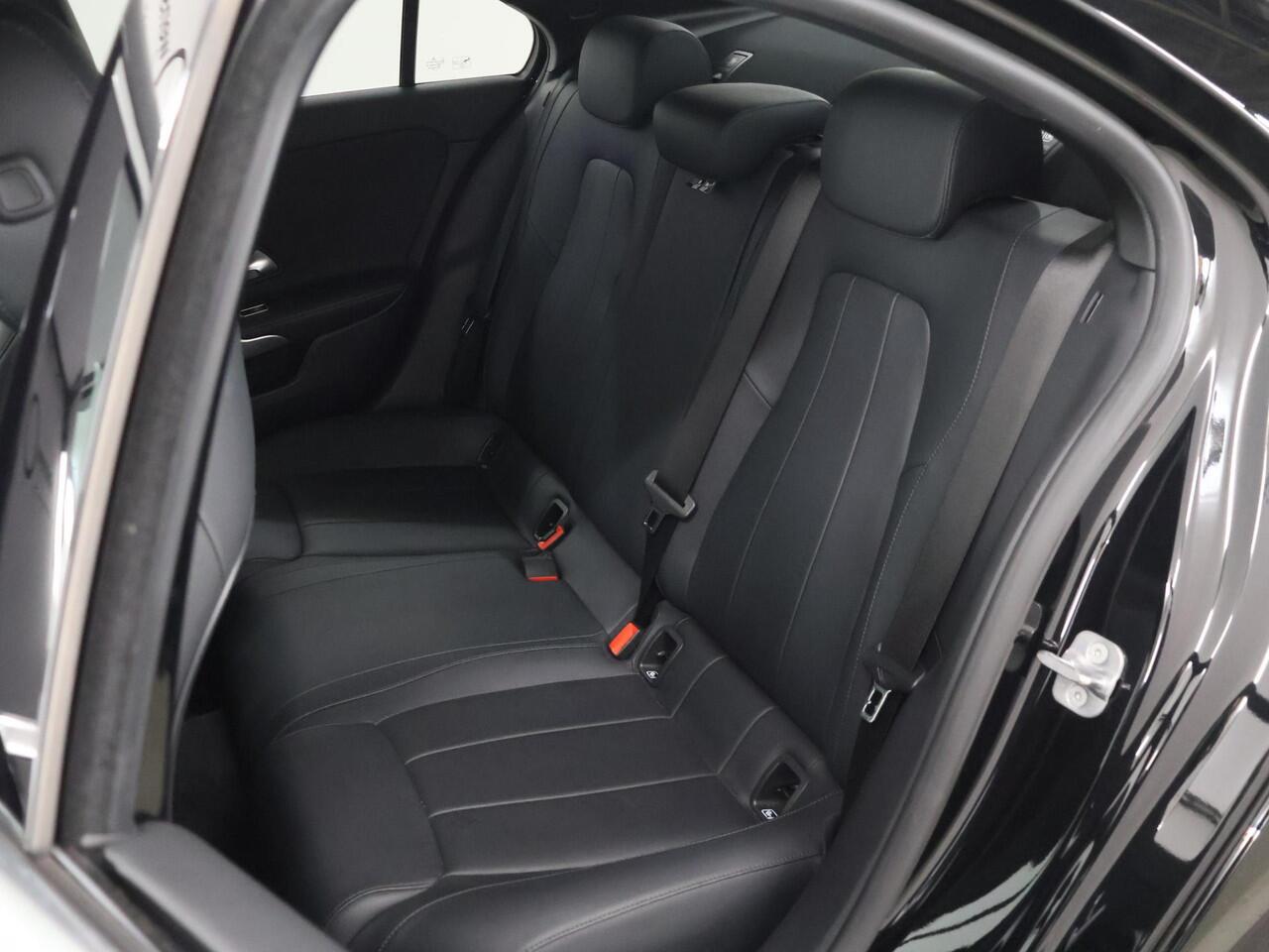 Mercedes-Benz A-KLASSE 180 Business Line | Stoelverwarming | Getint glas |
