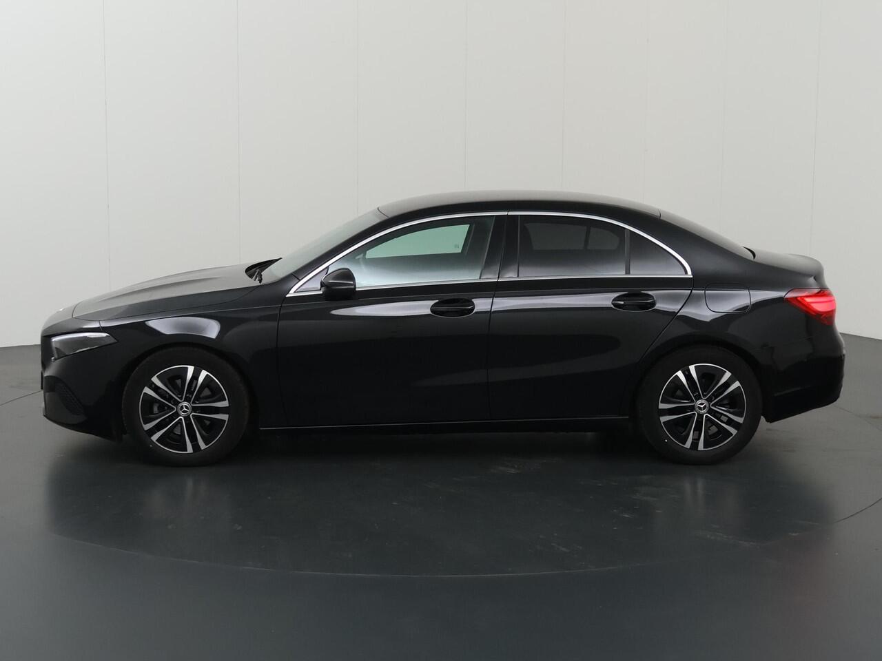 Mercedes-Benz A-KLASSE 180 Business Line | Stoelverwarming | Getint glas |