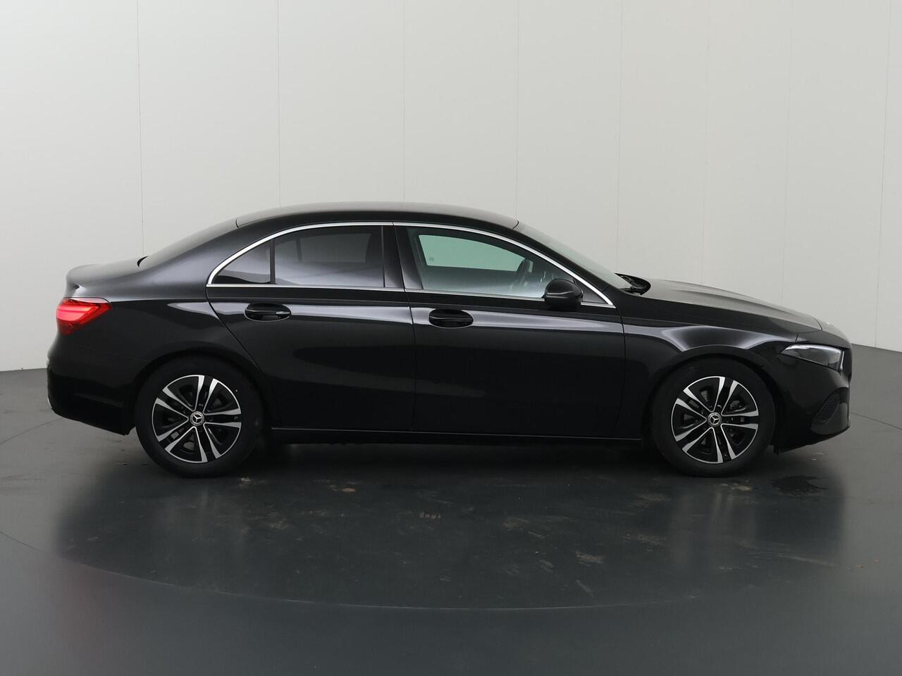 Mercedes-Benz A-KLASSE 180 Business Line | Stoelverwarming | Getint glas |