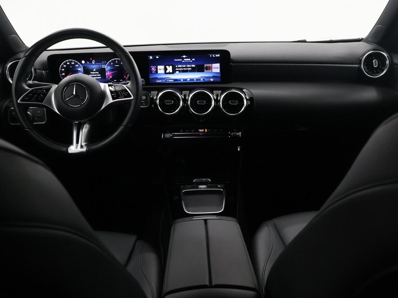 Mercedes-Benz A-KLASSE 180 Business Line | Stoelverwarming | Getint glas |