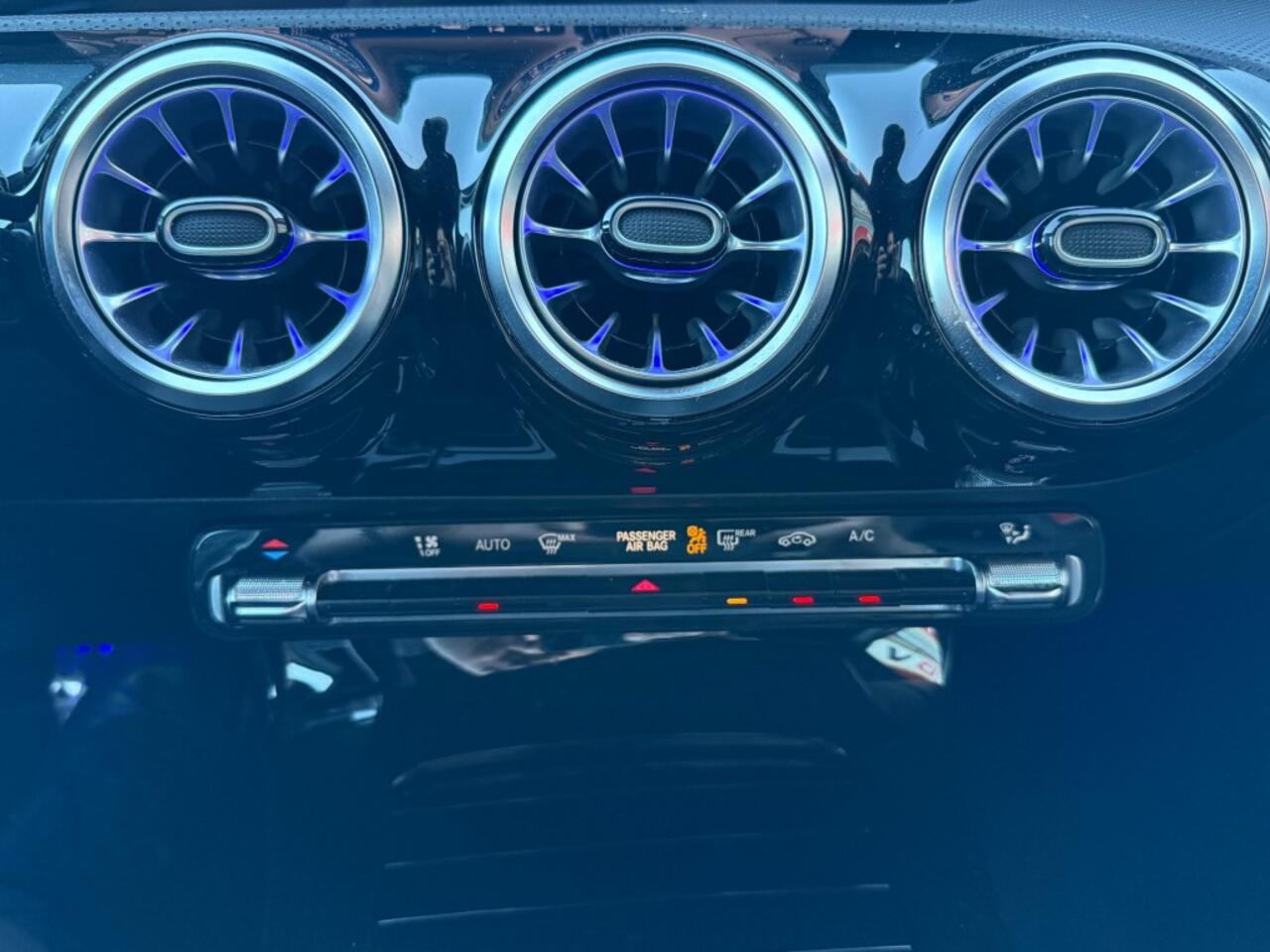 Mercedes-Benz A-KLASSE A180 AMG-PAKKET 150PK AUT. FACELIFT NAVI CAMERA SFEERVERLICHTING AIRCO LMV PDC