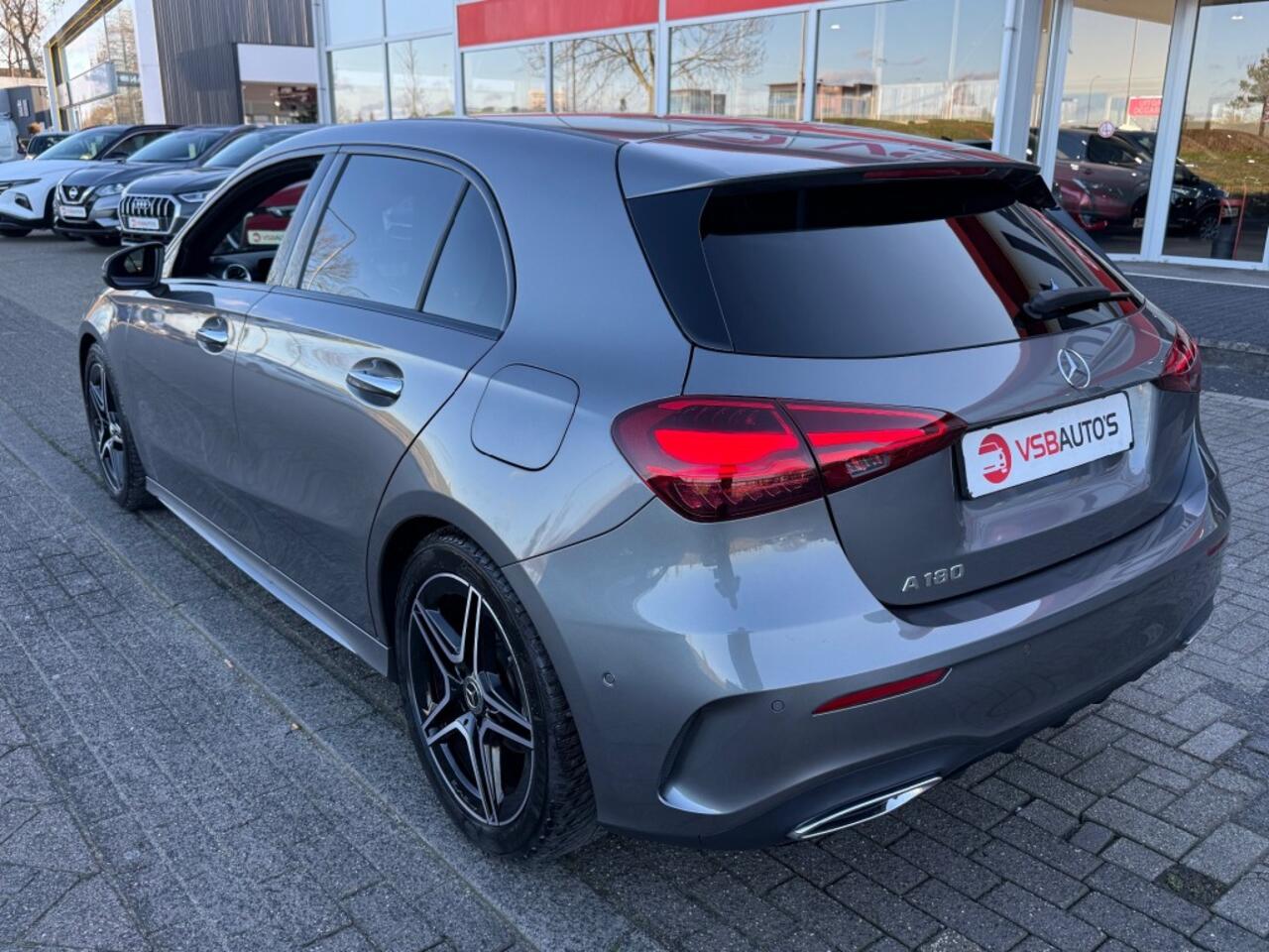 Mercedes-Benz A-KLASSE A180 AMG-PAKKET 150PK AUT. FACELIFT NAVI CAMERA SFEERVERLICHTING AIRCO LMV PDC
