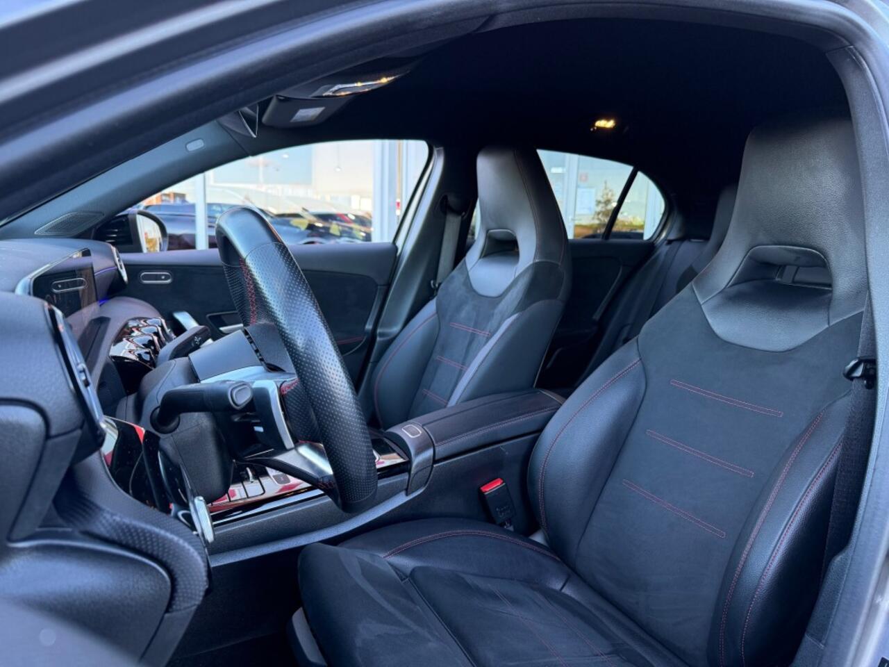 Mercedes-Benz A-KLASSE A180 AMG-PAKKET 150PK AUT. FACELIFT NAVI CAMERA SFEERVERLICHTING AIRCO LMV PDC