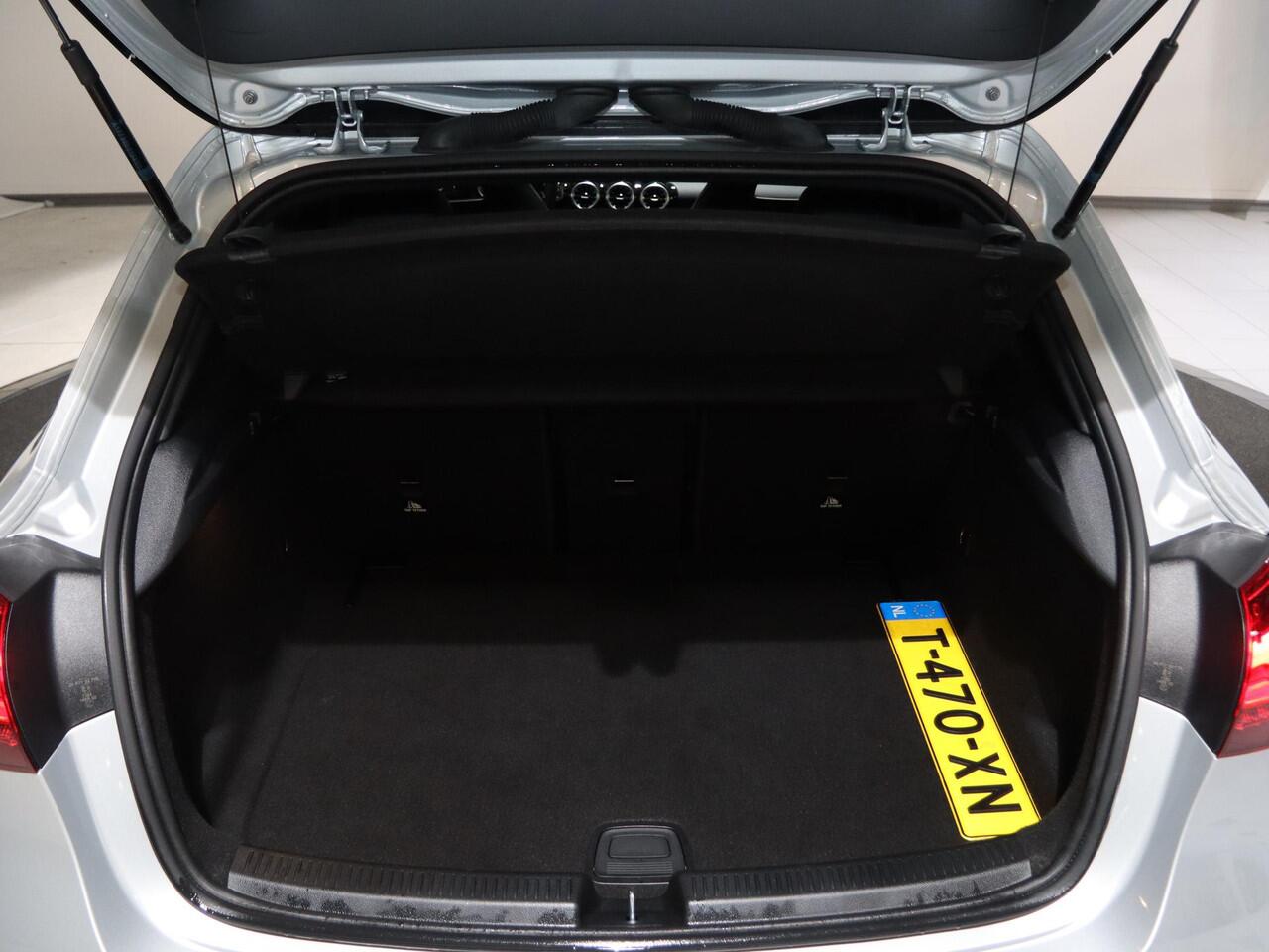 Mercedes-Benz A-KLASSE 200 AMG Line | Night | Panoramadak | Multibeam | Stoelverwarming | Achteruitcamera |