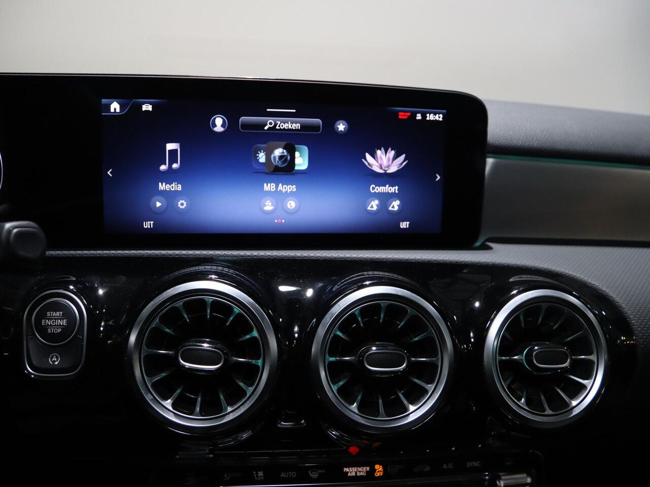 Mercedes-Benz A-KLASSE 200 AMG Line | Night | Panoramadak | Multibeam | Stoelverwarming | Achteruitcamera |