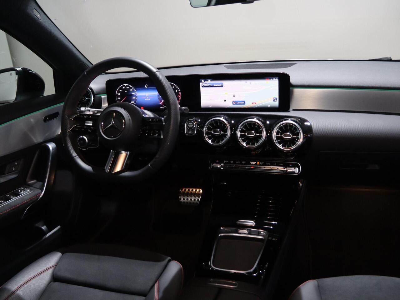 Mercedes-Benz A-KLASSE 200 AMG Line | Night | Panoramadak | Multibeam | Stoelverwarming | Achteruitcamera |