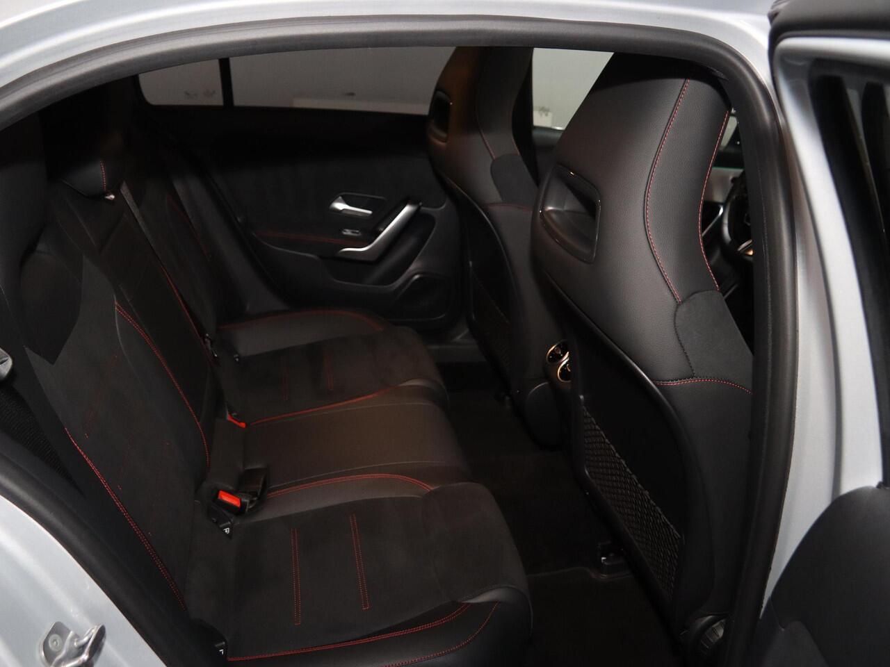 Mercedes-Benz A-KLASSE 200 AMG Line | Night | Panoramadak | Multibeam | Stoelverwarming | Achteruitcamera |