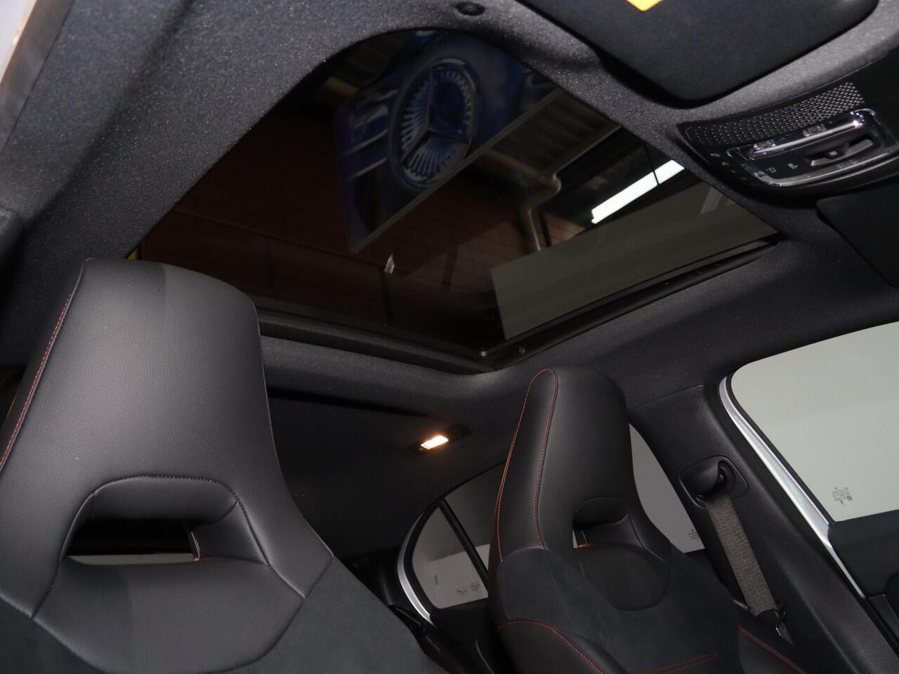 Mercedes-Benz A-KLASSE 200 AMG Line | Night | Panoramadak | Multibeam | Stoelverwarming | Achteruitcamera |