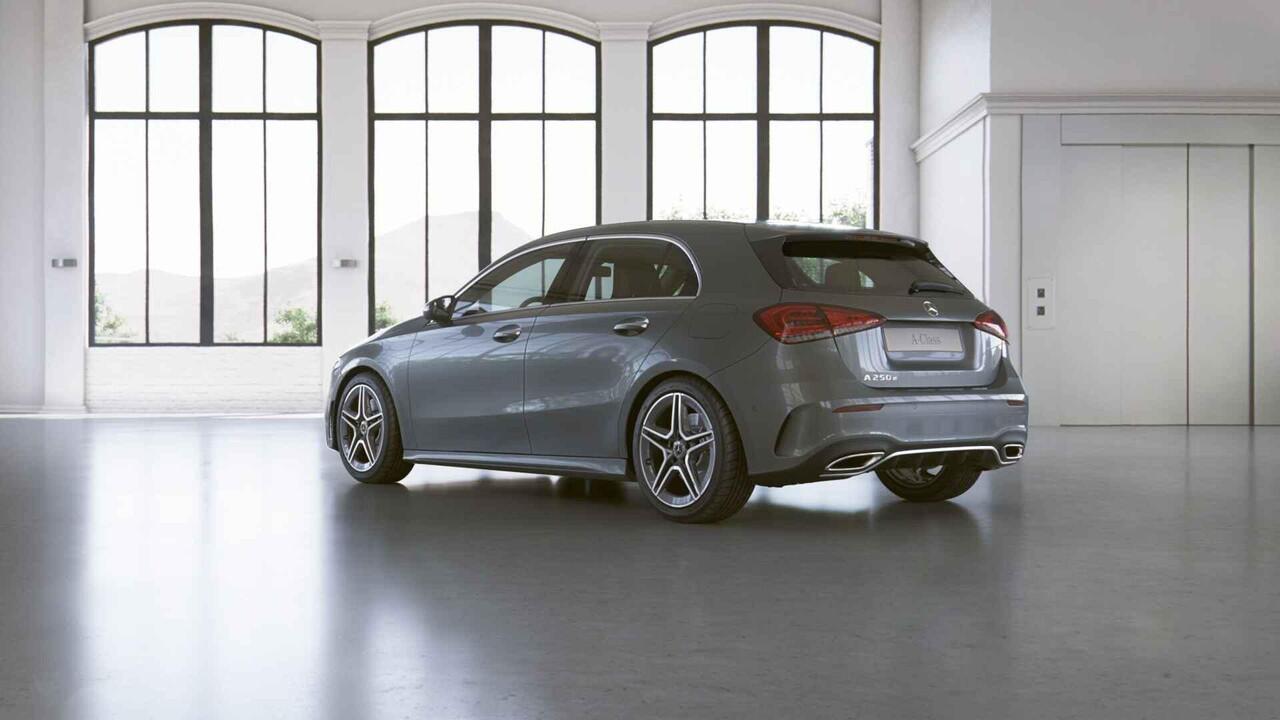 Mercedes-Benz A-KLASSE 250 e AMG Line | Panoramadak | Achteruitrijcamera | Stoelverwarming | Widescreen |