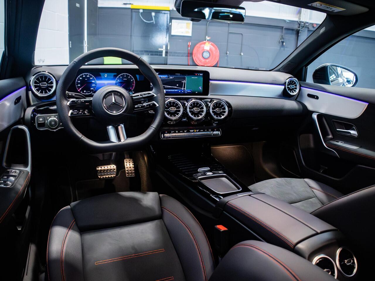 Mercedes-Benz A-KLASSE Hatchback 180 Star Edition AMG Line Panorama dak