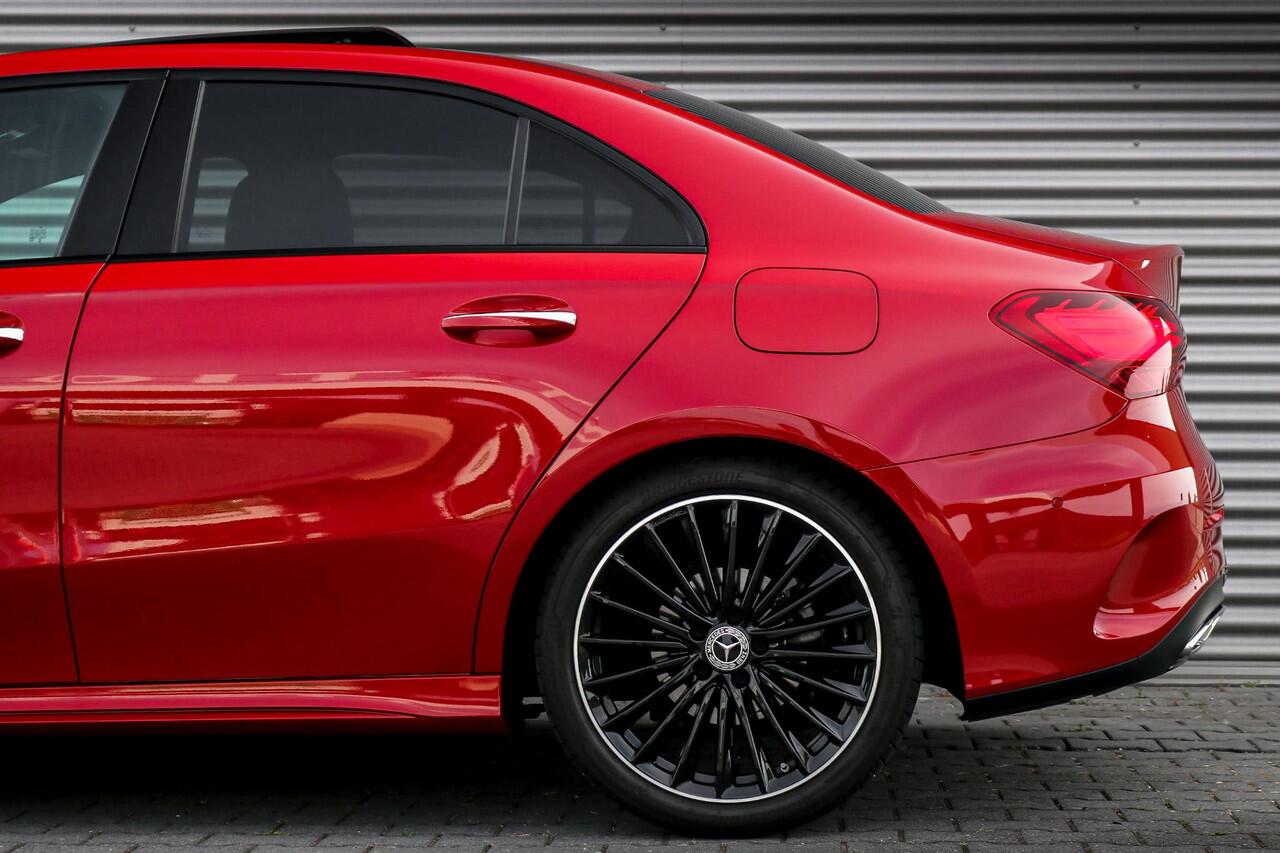 Mercedes-Benz A-KLASSE 180 AMG | Rijassistentiepakket | Panoramadak | Stoelverwarming | Achteruitrijcamera