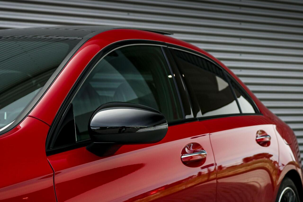 Mercedes-Benz A-KLASSE 180 AMG | Rijassistentiepakket | Panoramadak | Stoelverwarming | Achteruitrijcamera