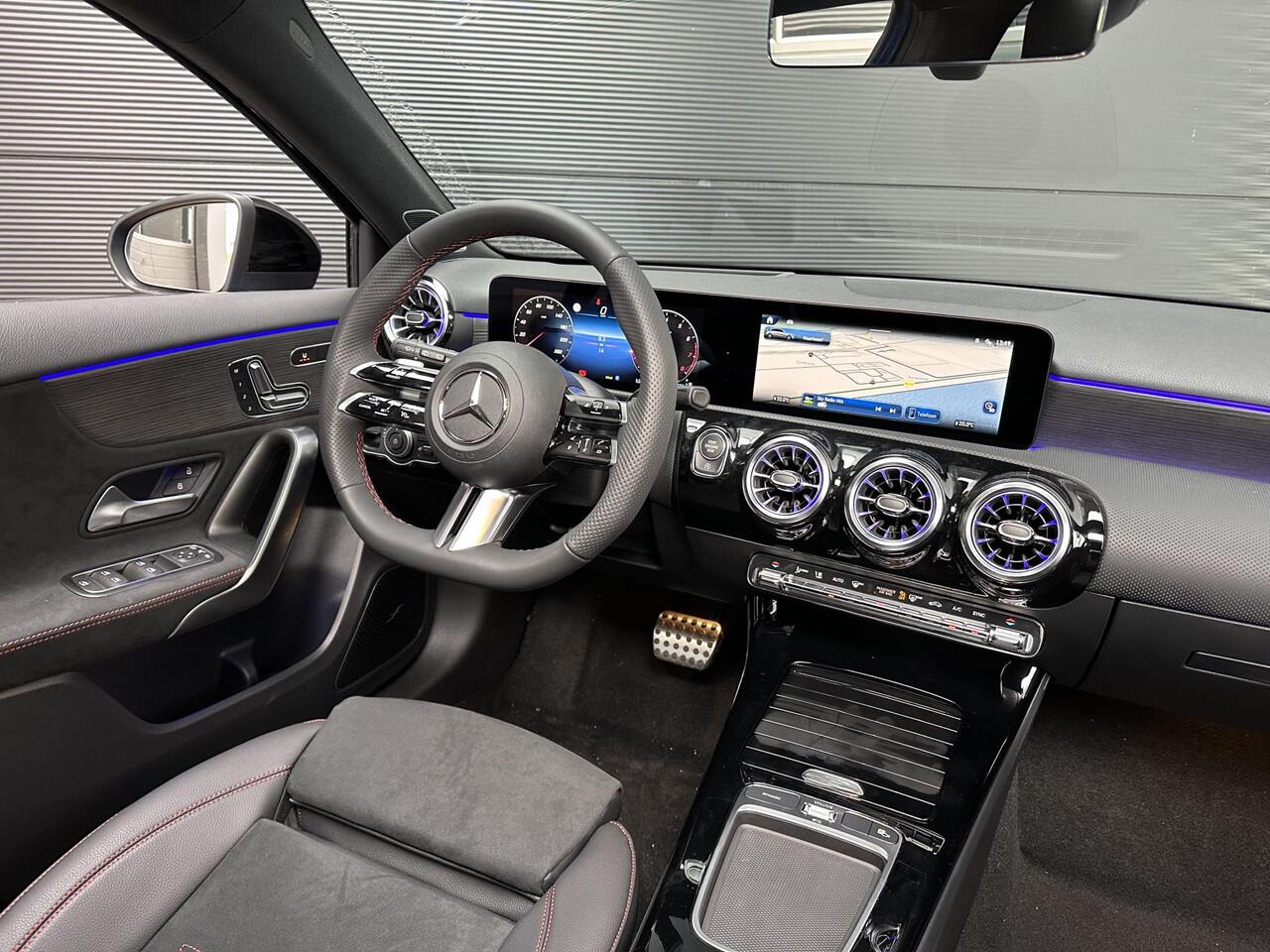 Mercedes-Benz A-KLASSE 200 | AMG | Panoramadak | Burmester Sound | Premium PLUS | Nightpakket | Memorystoelen verwarmd | Head-up display | Sfeerverlichting | Apple & Android Carplay