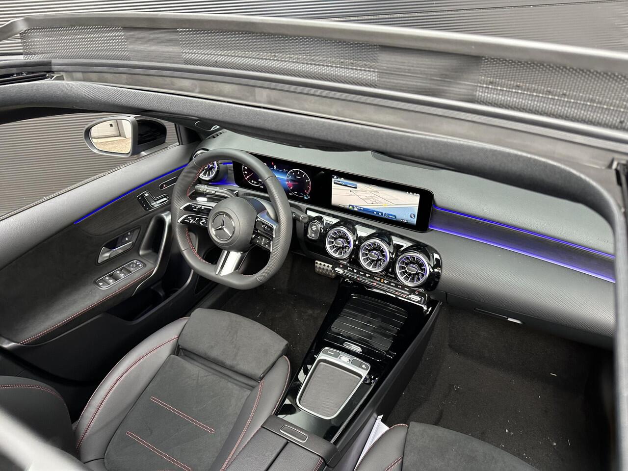 Mercedes-Benz A-KLASSE 200 | AMG | Panoramadak | Burmester Sound | Premium PLUS | Nightpakket | Memorystoelen verwarmd | Head-up display | Sfeerverlichting | Apple & Android Carplay