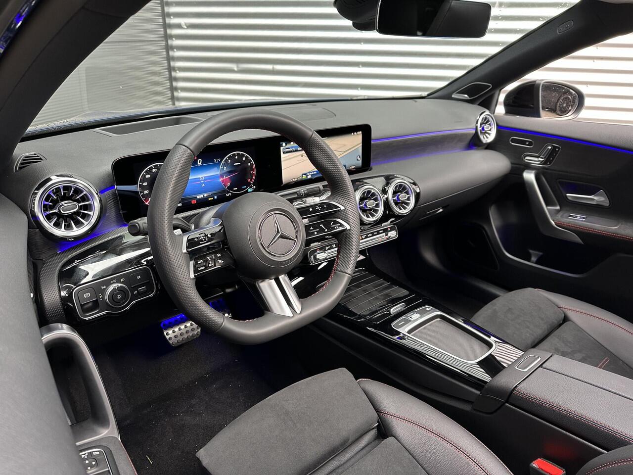 Mercedes-Benz A-KLASSE 200 | AMG | Panoramadak | Burmester Sound | Premium PLUS | Nightpakket | Memorystoelen verwarmd | Head-up display | Sfeerverlichting | Apple & Android Carplay
