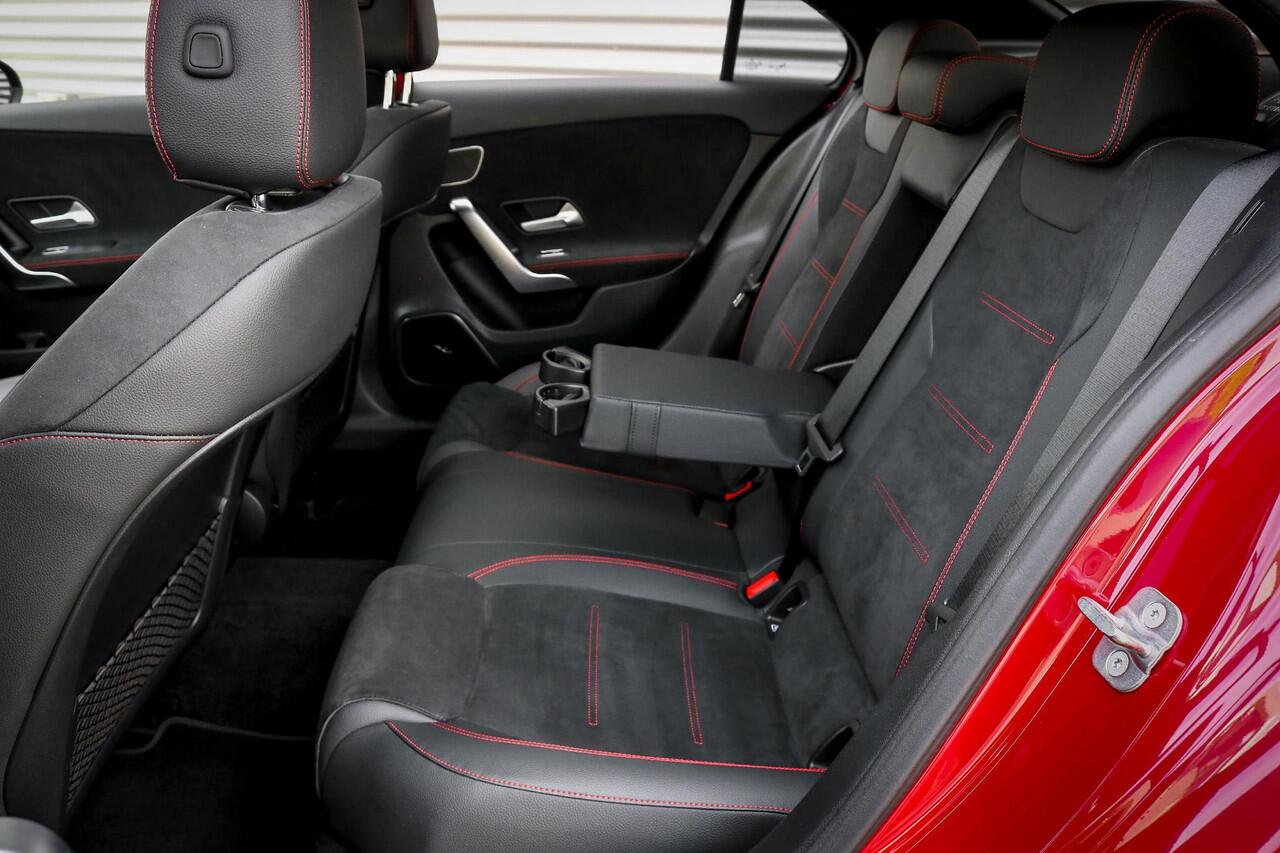 Mercedes-Benz A-KLASSE 180 AMG | Rijassistentiepakket | Panoramadak | Stoelverwarming | Achteruitrijcamera