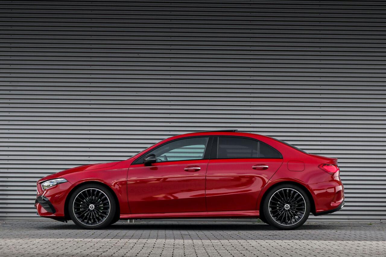 Mercedes-Benz A-KLASSE 180 AMG | Rijassistentiepakket | Panoramadak | Stoelverwarming | Achteruitrijcamera