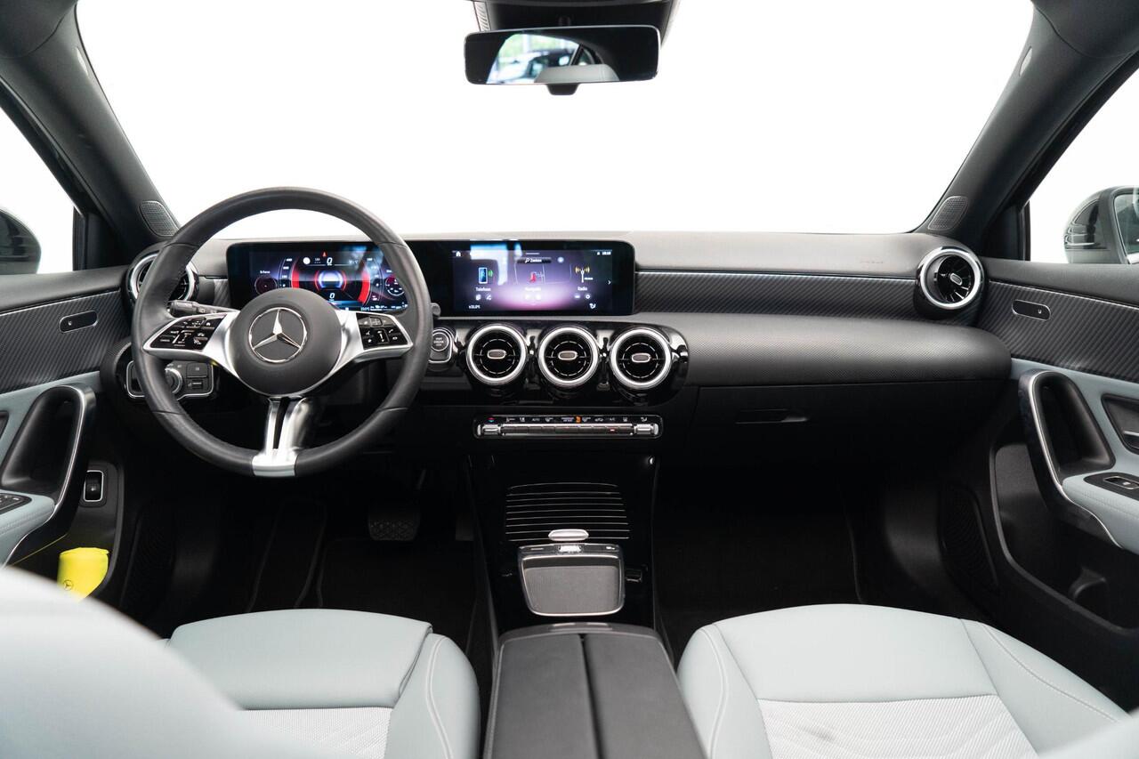 Mercedes-Benz A-KLASSE 250e Business Solution |Pano|Dodehoek|Unieke Bekleding|