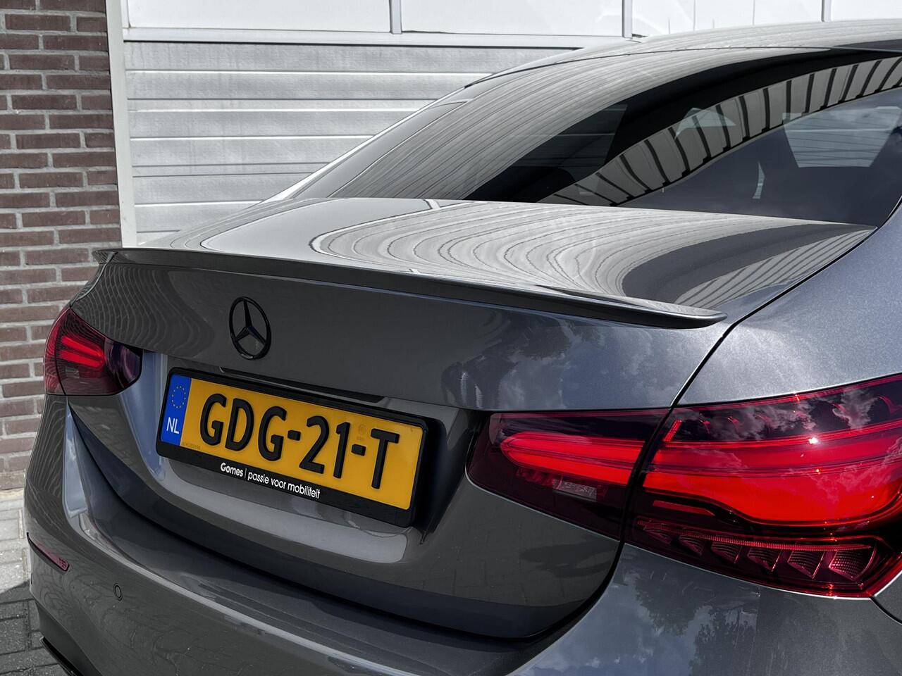 Mercedes-Benz A-KLASSE Limousine 180 Star Edition AMG | Night Pakket | Panoramadak
