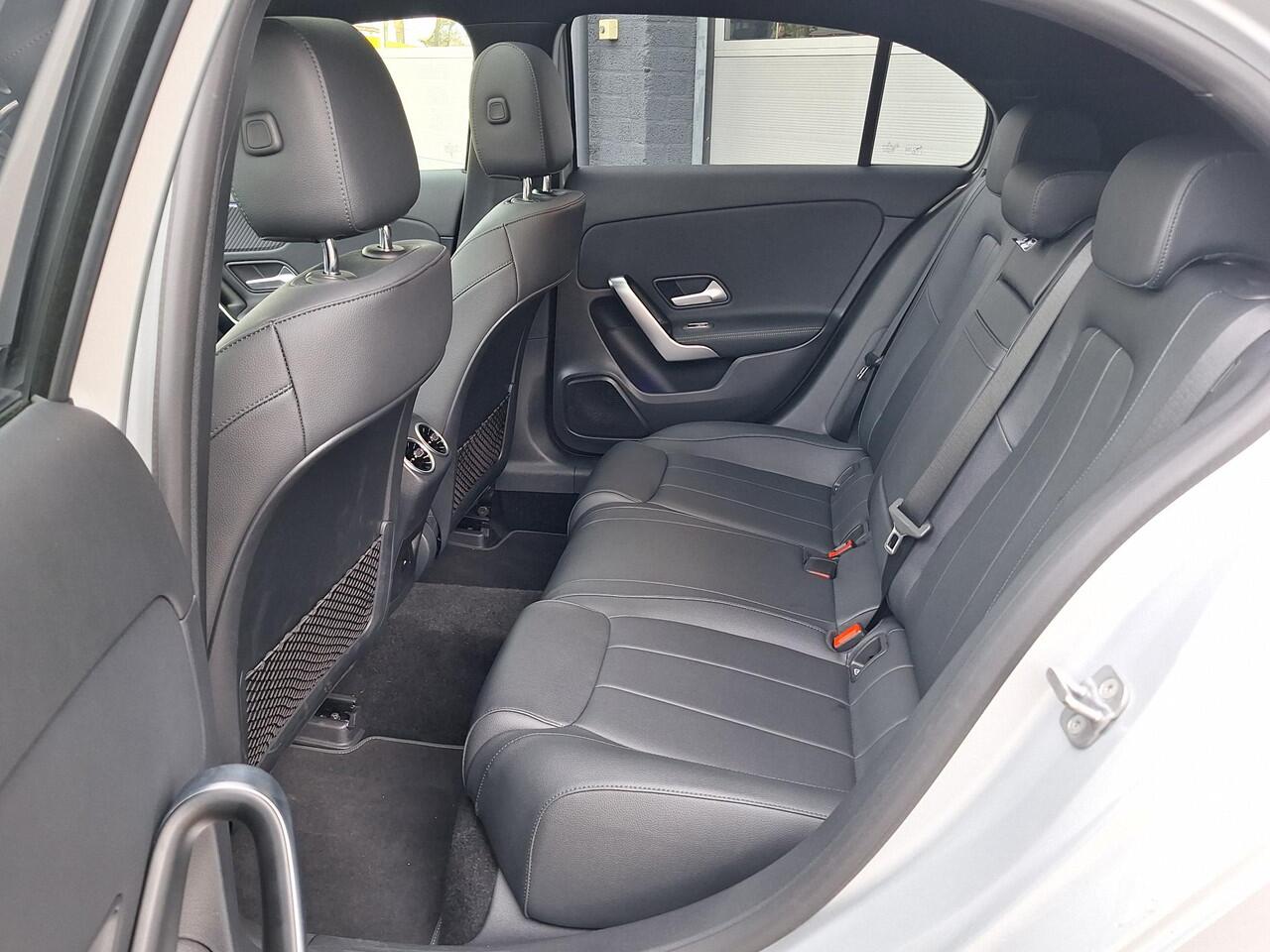 Mercedes-Benz A-KLASSE 250 e | Panoramadak | Night Pakket | MULTIBEAM LED Koplampen | Apple CarPlay | Android Auto | Sfeerverlichting | Dodehoekassistentie | Stoelverwarming | Achteruitrijcamera | Elektrisch Inklapbare Buitenspiegels