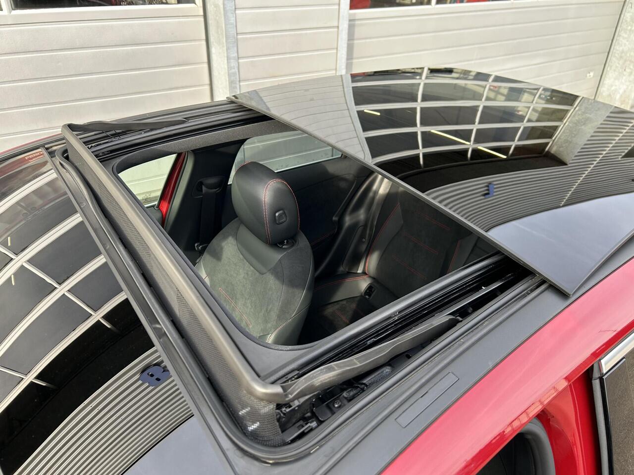 Mercedes-Benz A-KLASSE 250 e AMG Line | Head-up display | Panoramadak | Keyless Entry | Distronic | Dodehoekassistent | Stoelverwarming | 360 graden camera | Carplay