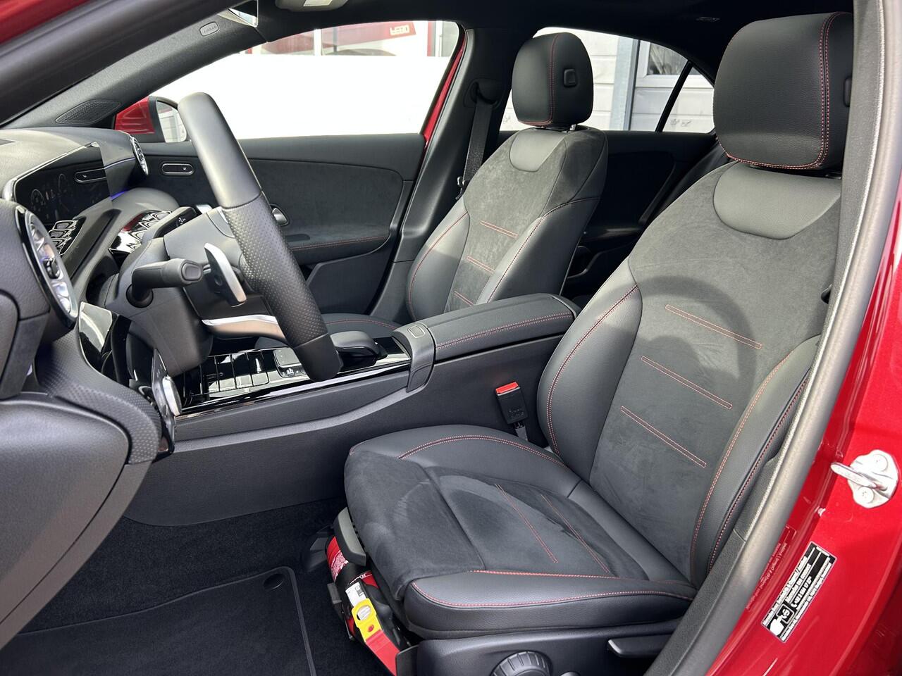 Mercedes-Benz A-KLASSE 250 e AMG Line | Head-up display | Panoramadak | Keyless Entry | Distronic | Dodehoekassistent | Stoelverwarming | 360 graden camera | Carplay