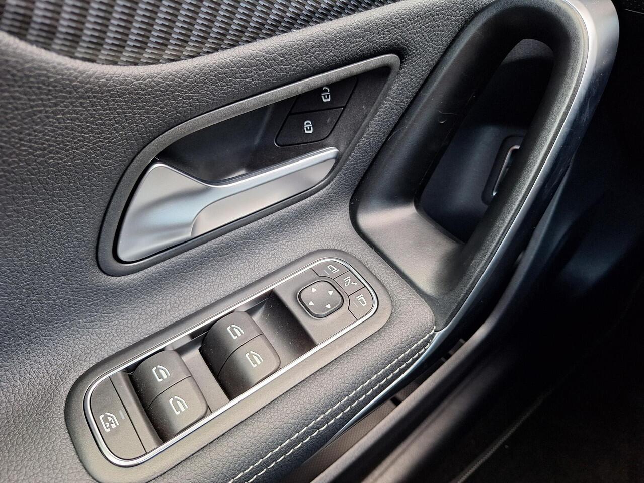 Mercedes-Benz A-KLASSE 250 e Luxury Line | Panoramadak | Dodehoekassistent