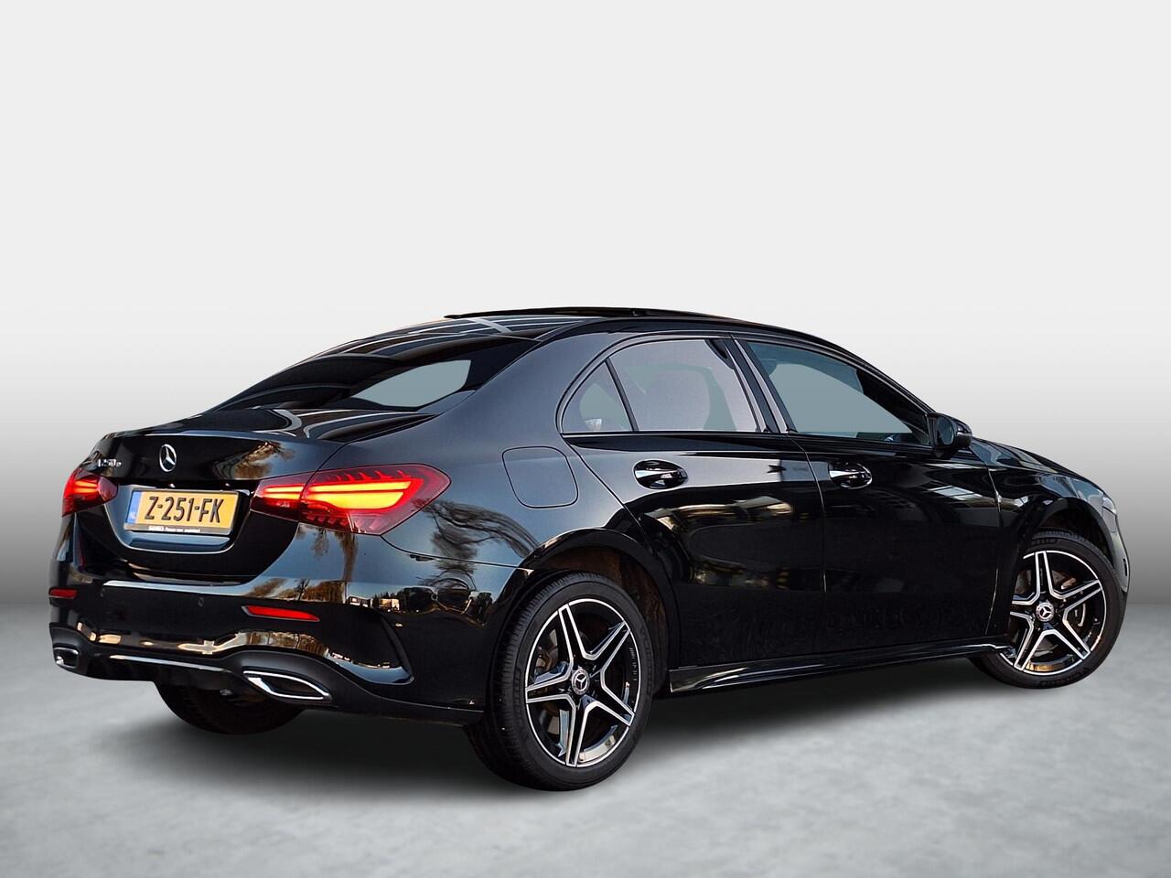 Mercedes-Benz A-KLASSE 250 e AMG Line | Premium | Night pakket | Panoramadak | Achteruitrijcamera | Stoelverwarming | Multibeam LED | Sfeerverlichting | Dodehoekassistentie | Keyless-GO