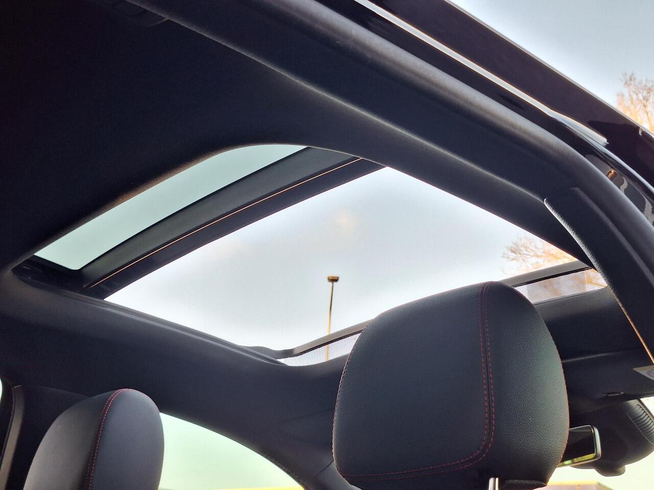 Mercedes-Benz A-KLASSE 250 e AMG Line | Premium | Night pakket | Panoramadak | Achteruitrijcamera | Stoelverwarming | Multibeam LED | Sfeerverlichting | Dodehoekassistentie | Keyless-GO